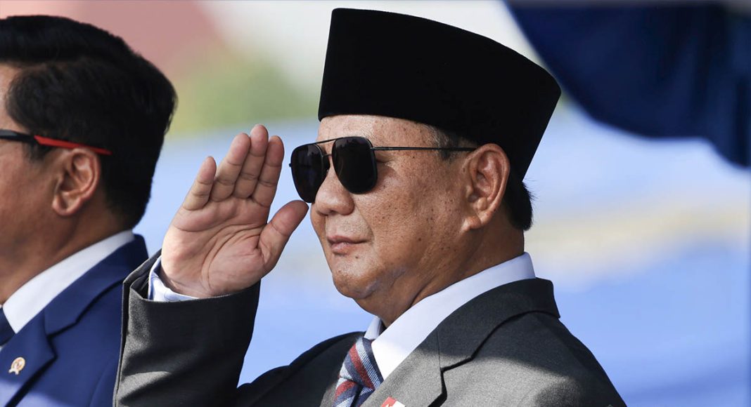 Potret Prabowo Subianto yang serius, menampilkan wajahnya yang penuh dengan ketegasan dan keberanian