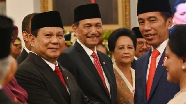 Prabowo Subianto berjabat tangan dengan warga negara sambil menunjukkan sikap kedekatannya dengan rakyat.