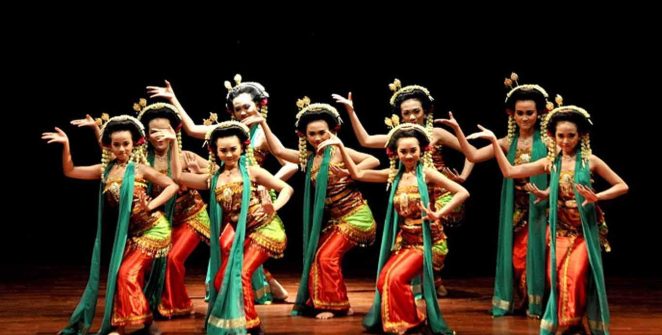 tarian tradisional mengenakan kostum warna-warni dan menampilkan gerakan yang anggun, menghidupkan kembali keindahan dan kekuatan budaya