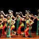 tarian tradisional mengenakan kostum warna-warni dan menampilkan gerakan yang anggun, menghidupkan kembali keindahan dan kekuatan budaya