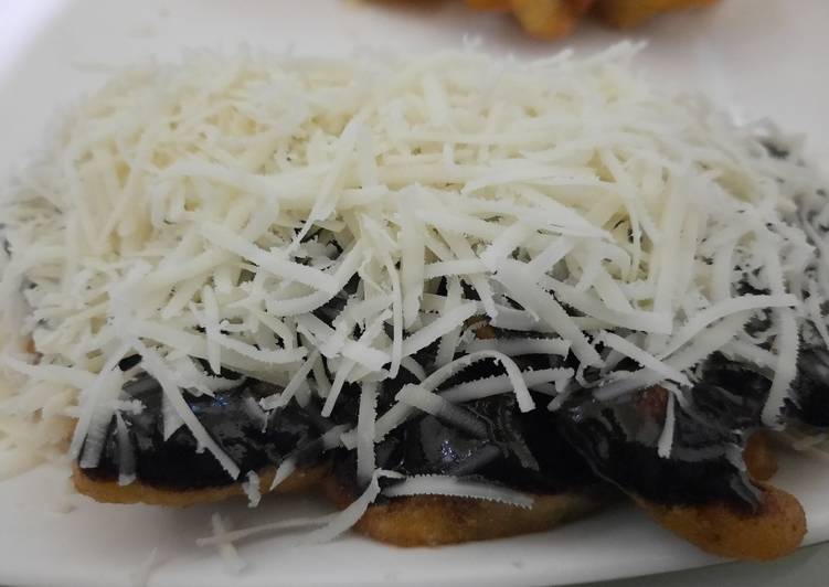 Pisang keju coklat segar yang menggiurkan