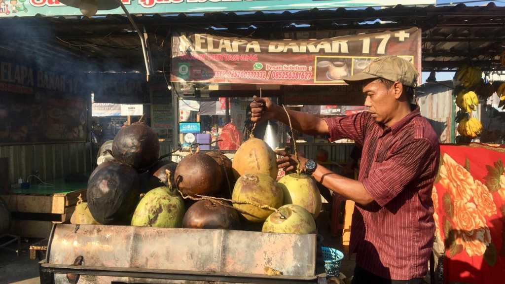 Potongan kelapa bakar yang dipanggang dengan sempurna