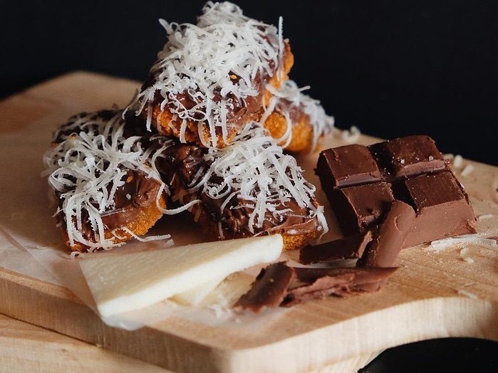 Suasana hangat dan lezat dari pisang keju coklat yang dipanggang