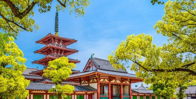 Keindahan arsitektur kuno Kuil Shitennoji, dengan pagoda lima tingkat yang megah dan gerbang-gerbang tradisional yang memukau, mencerminkan kemegahan sejarah dan budaya Jepang