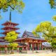 Keindahan arsitektur kuno Kuil Shitennoji, dengan pagoda lima tingkat yang megah dan gerbang-gerbang tradisional yang memukau, mencerminkan kemegahan sejarah dan budaya Jepang
