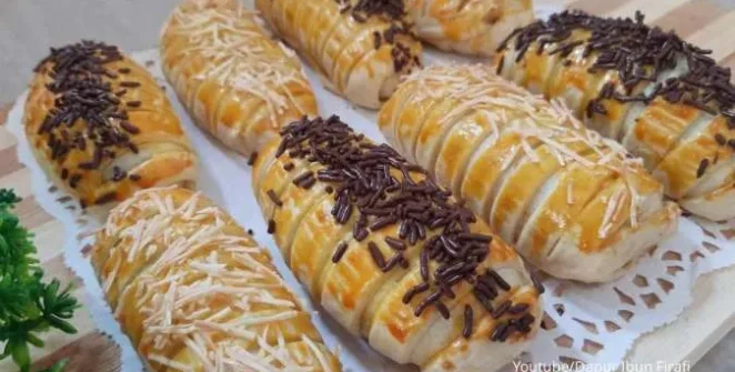 Roti Lilit Pisang Hangat: Sepiring roti lilit pisang yang baru keluar dari oven, menampilkan lapisan roti yang lembut dan pisang manis di dalamnya