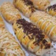 Roti Lilit Pisang Hangat: Sepiring roti lilit pisang yang baru keluar dari oven, menampilkan lapisan roti yang lembut dan pisang manis di dalamnya
