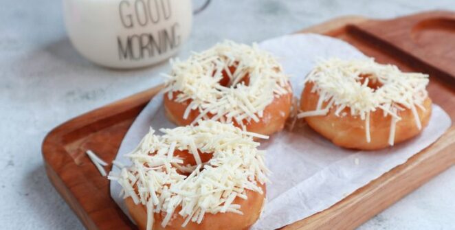 Donat keju lezat dengan taburan keju parut melimpah, empuk dan gurih di setiap gigitan