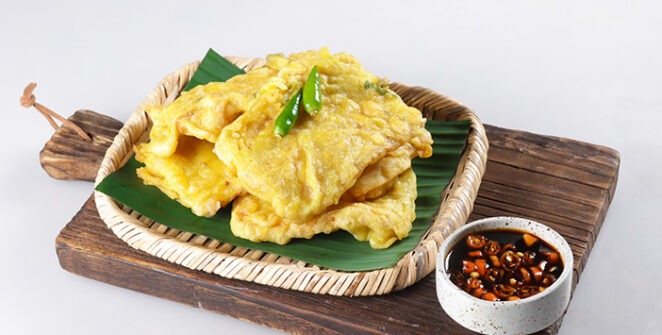 Tempe mendoan lembut dengan balutan tepung gurih, cocok dinikmati dengan cabai rawit