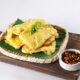 Tempe mendoan lembut dengan balutan tepung gurih, cocok dinikmati dengan cabai rawit
