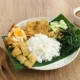 Nasi Pecel: Hidangan Tradisional Jawa dengan Sayuran Segar dan Bumbu Kacang