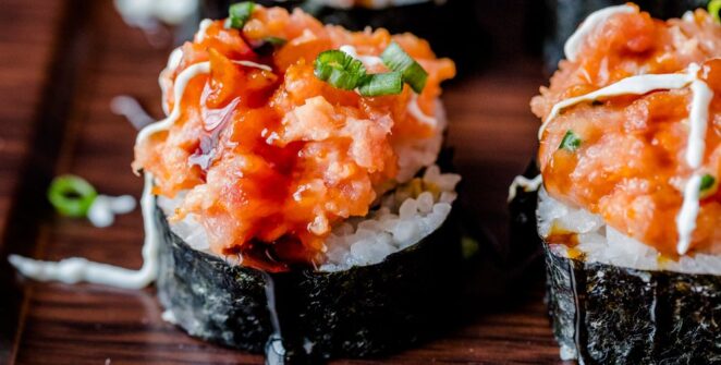 Sushi Tuna segar dengan potongan tuna lembut dan alpukat, disajikan dengan kecap asin dan wasabi