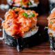 Sushi Tuna segar dengan potongan tuna lembut dan alpukat, disajikan dengan kecap asin dan wasabi