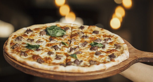 Pizza jamur keju dengan lelehan mozzarella yang creamy, dipadukan dengan jamur segar untuk rasa gurih yang nikmat