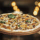 Pizza jamur keju dengan lelehan mozzarella yang creamy, dipadukan dengan jamur segar untuk rasa gurih yang nikmat