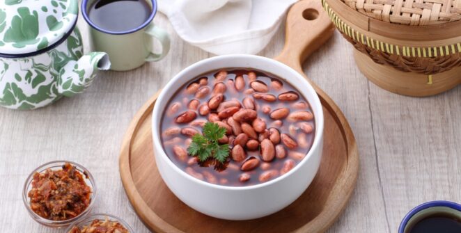 Semangkuk sayur asam kacang merah segar dengan potongan jagung, labu siam, dan kacang panjang, disajikan hangat dengan kuah bening yang menggugah selera