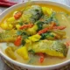 Semangkuk pindang ikan mas dengan kuah asam gurih, dilengkapi potongan tomat dan belimbing wuluh