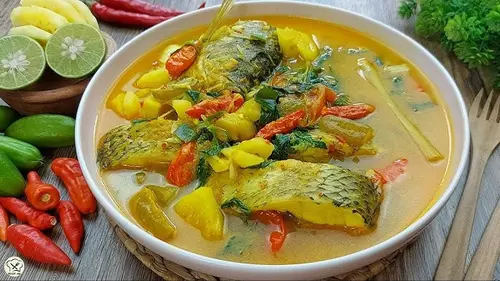 Semangkuk pindang ikan mas dengan kuah asam gurih, dilengkapi potongan tomat dan belimbing wuluh