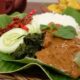 Sepiring lempeng pecel khas Jawa, lengkap dengan bumbu kacang gurih dan sayuran segar yang menggugah selera