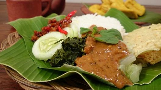 Sepiring lempeng pecel khas Jawa, lengkap dengan bumbu kacang gurih dan sayuran segar yang menggugah selera
