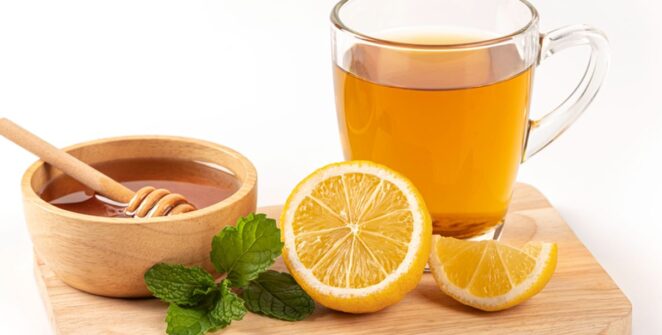 Segelas lemon teh madu hangat dengan irisan lemon segar, cocok untuk meningkatkan imunitas dan memberikan kehangatan