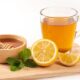 Segelas lemon teh madu hangat dengan irisan lemon segar, cocok untuk meningkatkan imunitas dan memberikan kehangatan
