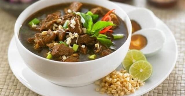 Rawon Setan khas Surabaya, menampilkan kuah hitam pekat dengan potongan daging sapi empuk dan sambal pedas