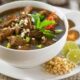 Rawon Setan khas Surabaya, menampilkan kuah hitam pekat dengan potongan daging sapi empuk dan sambal pedas