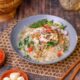 Bihun Kuah Ayam yang hangat, disajikan dengan kuah kaldu ayam bening dan irisan daun bawang serta seledri