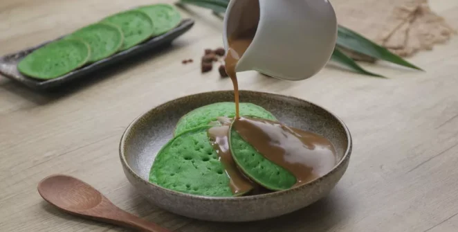 Serabi Pandan Tradisional: Serabi pandan berwarna hijau alami dengan tekstur lembut dan kuah kinca gula merah yang manis gurih