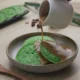 Serabi Pandan Tradisional: Serabi pandan berwarna hijau alami dengan tekstur lembut dan kuah kinca gula merah yang manis gurih