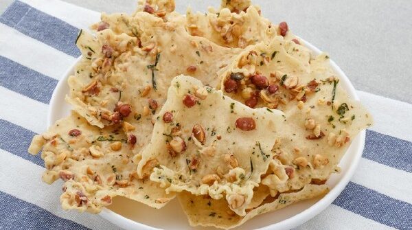 Keripik kacang renyah dengan warna keemasan, cocok untuk camilan santai atau pelengkap hidangan utama