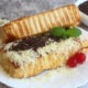 Sepiring roti bakar keemasan dengan topping cokelat leleh dan keju parut