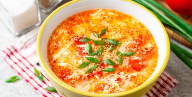 Semangkuk sup tomat segar yang disajikan dengan roti panggang renyah, sempurna untuk hidangan pembuka