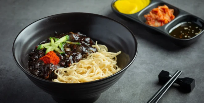 Semangkuk Jjajangmyeon Saus Hitam dengan mie kenyal dan saus hitam pekat khas Korea