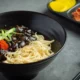 Semangkuk Jjajangmyeon Saus Hitam dengan mie kenyal dan saus hitam pekat khas Korea