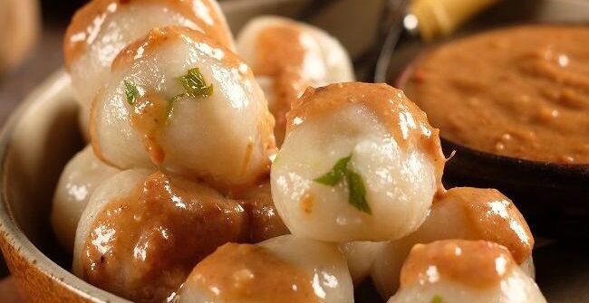Semangkuk Cilok Bumbu kenyal dengan siraman bumbu kacang kental