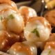 Semangkuk Cilok Bumbu kenyal dengan siraman bumbu kacang kental