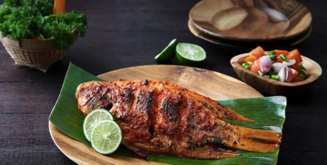 Hidangan ikan nila kecap yang menggugah selera, disajikan dengan saus kecap manis dan taburan daun bawang