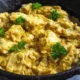 Sepiring Nasu Palekko khas Bugis dengan potongan bebek berbumbu pedas, disajikan dengan nasi putih hangat dan lalapan segar