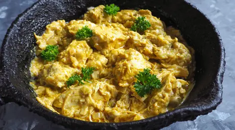 Sepiring Nasu Palekko khas Bugis dengan potongan bebek berbumbu pedas, disajikan dengan nasi putih hangat dan lalapan segar
