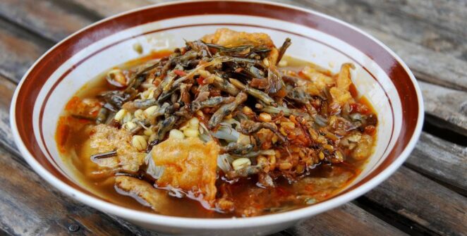 Campor Lorjuk: Perpaduan Lontong, Lorjuk, dan Kuah Rempah Khas Madura