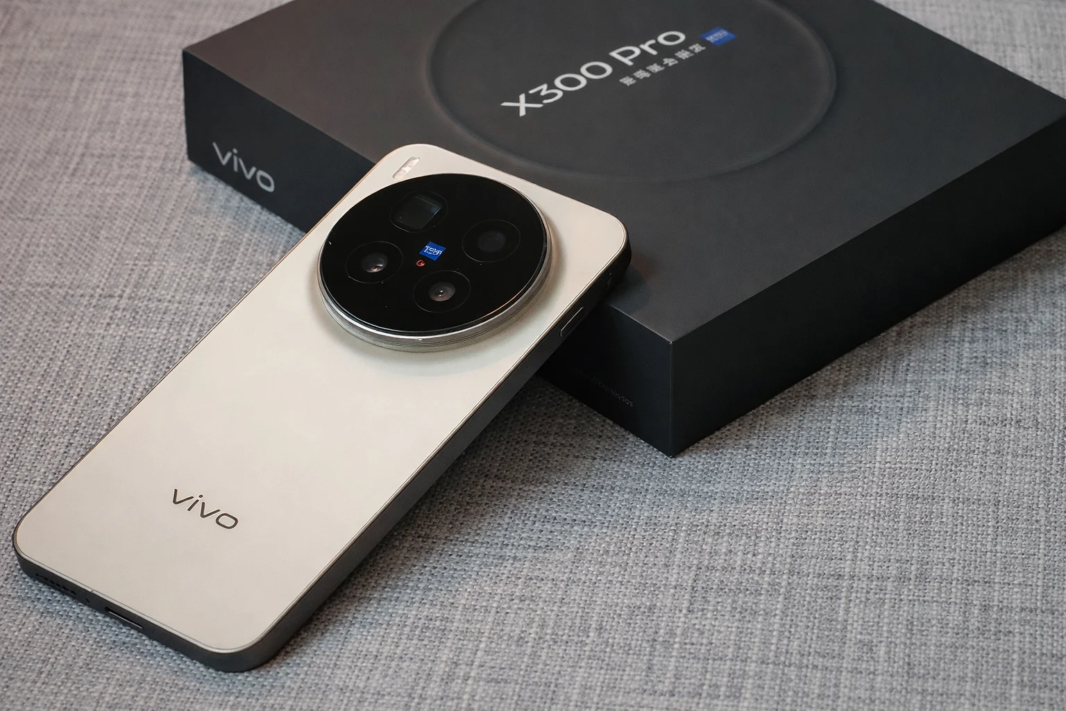 Desain Premium dan Elegan Vivo X300 Ultra